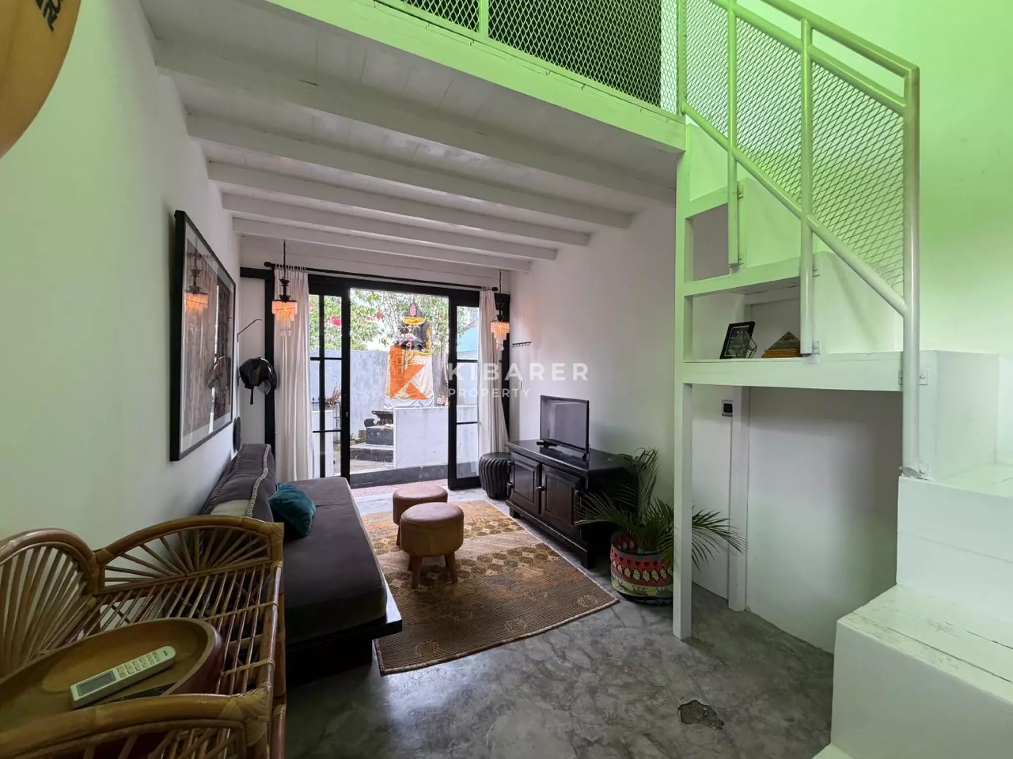 Artictic Contemporer One-Bedroom Loft Plus Additional Room Situated in Berawa — image 10