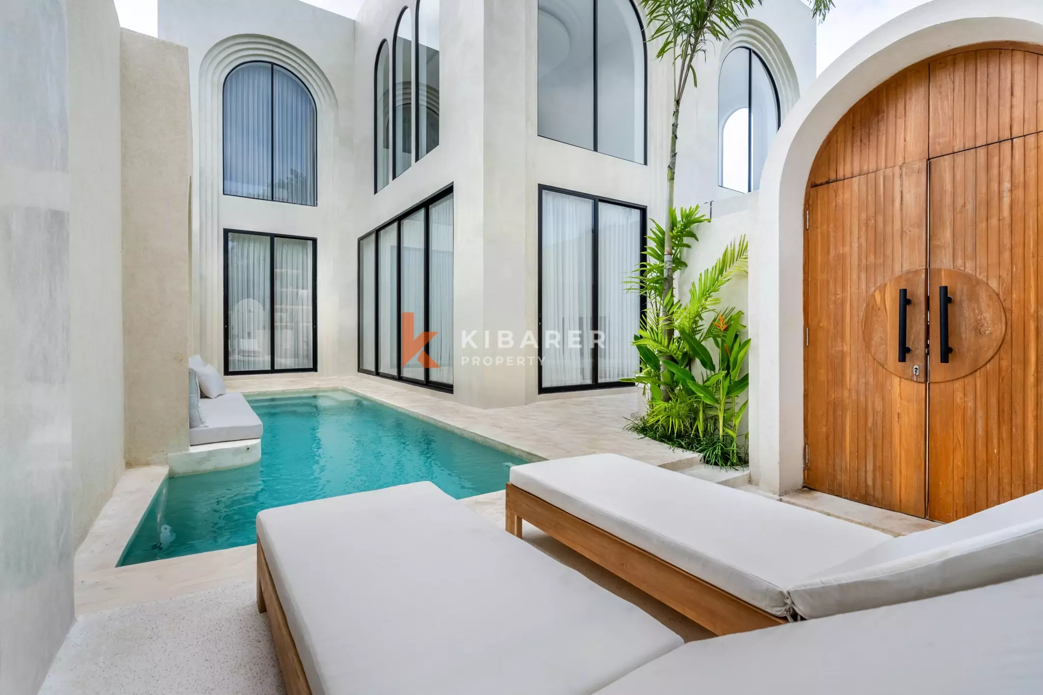 Elegant Family Four-Bedrooms Villa with Dual Kitchens in Ungasan — image 1