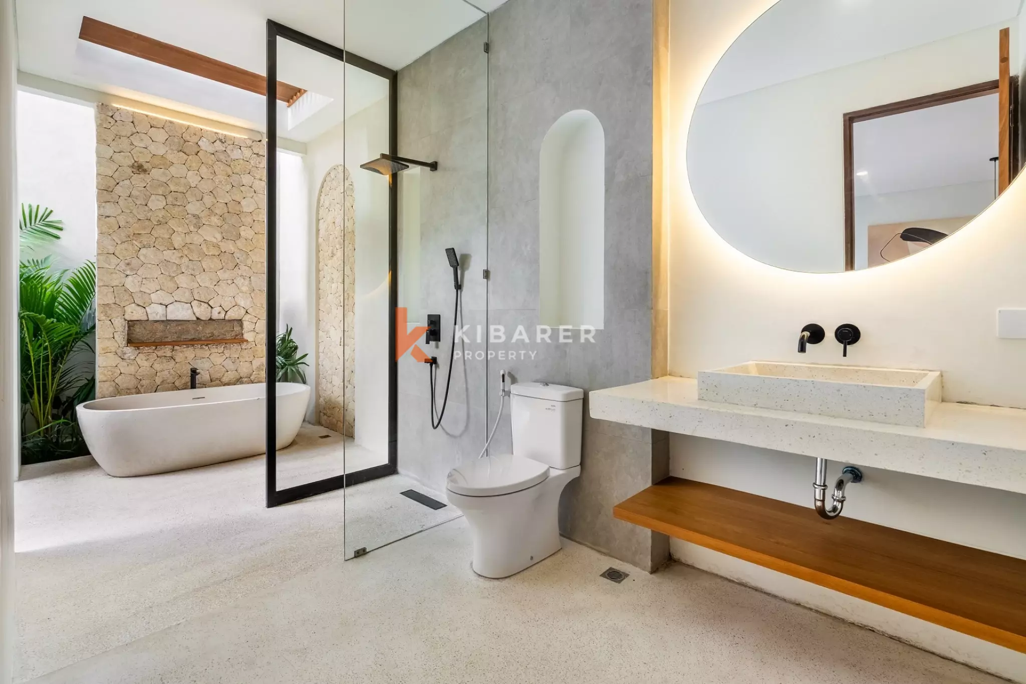 Elegant Family Four-Bedrooms Villa with Dual Kitchens in Ungasan — image 7
