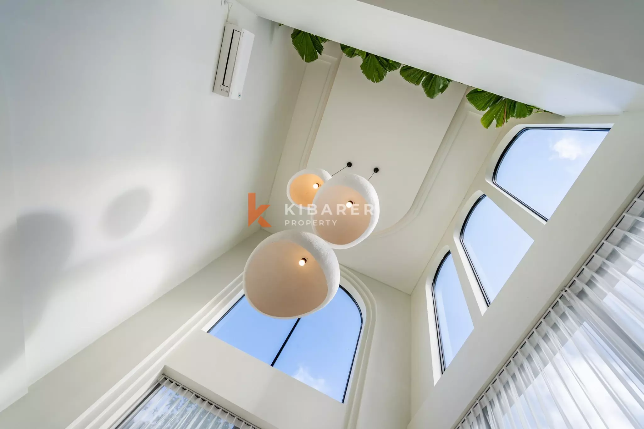 Elegant Family Four-Bedrooms Villa with Dual Kitchens in Ungasan — image 4