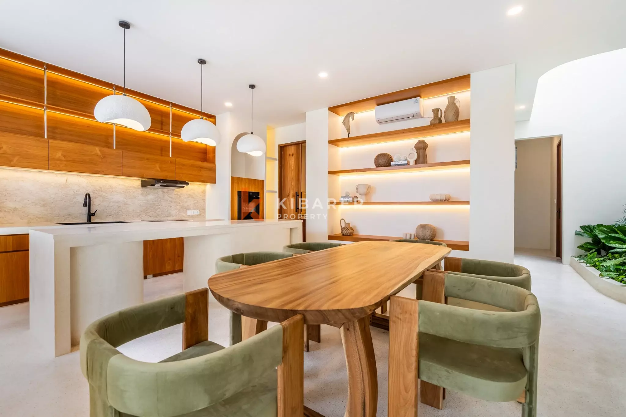 Elegant Family Four-Bedrooms Villa with Dual Kitchens in Ungasan — image 5