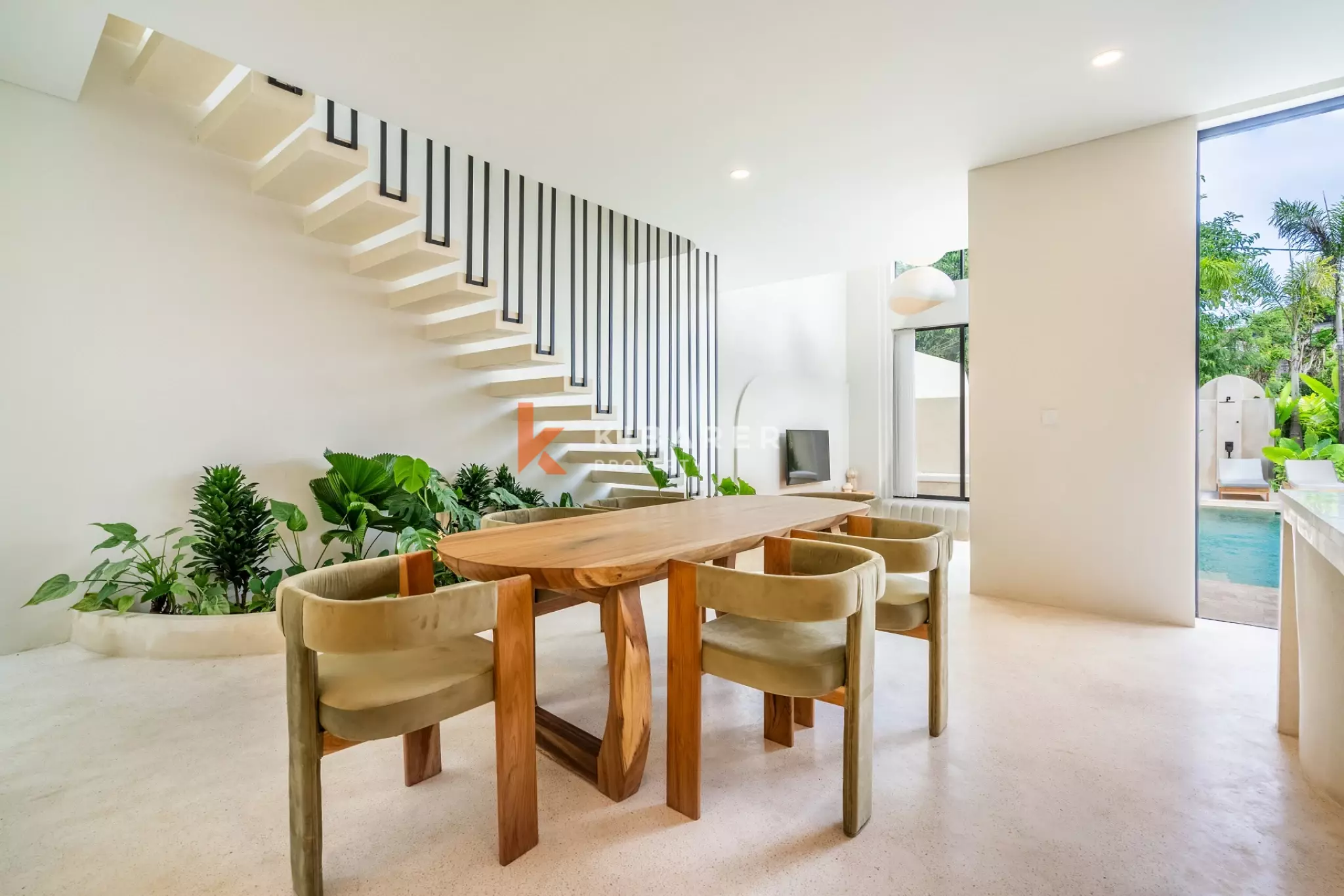 Elegant Family Four-Bedrooms Villa with Dual Kitchens in Ungasan — image 9