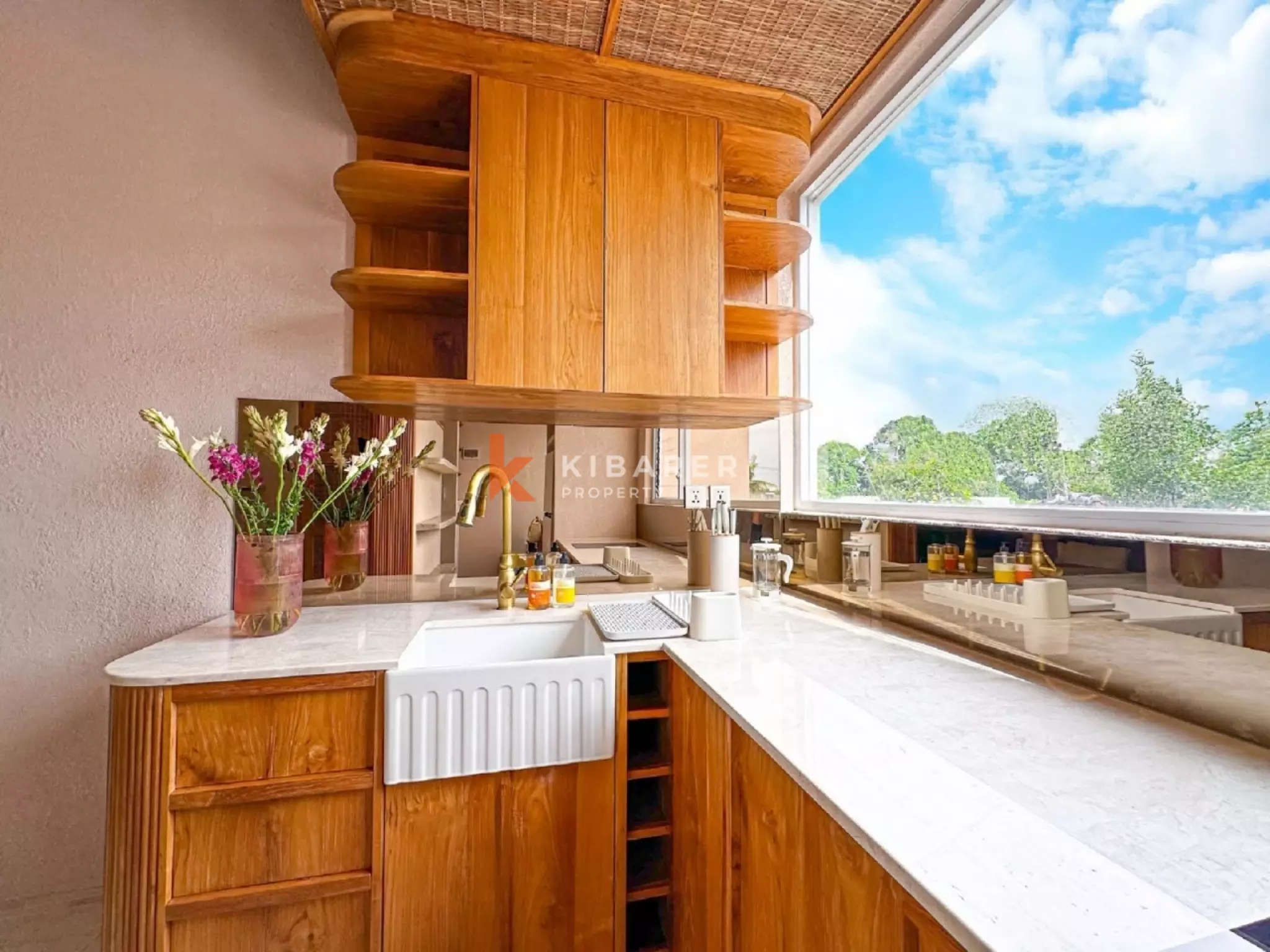 Detailed Modern Design One-Bedroom Apartment in Tumbak Bayuh — image 3