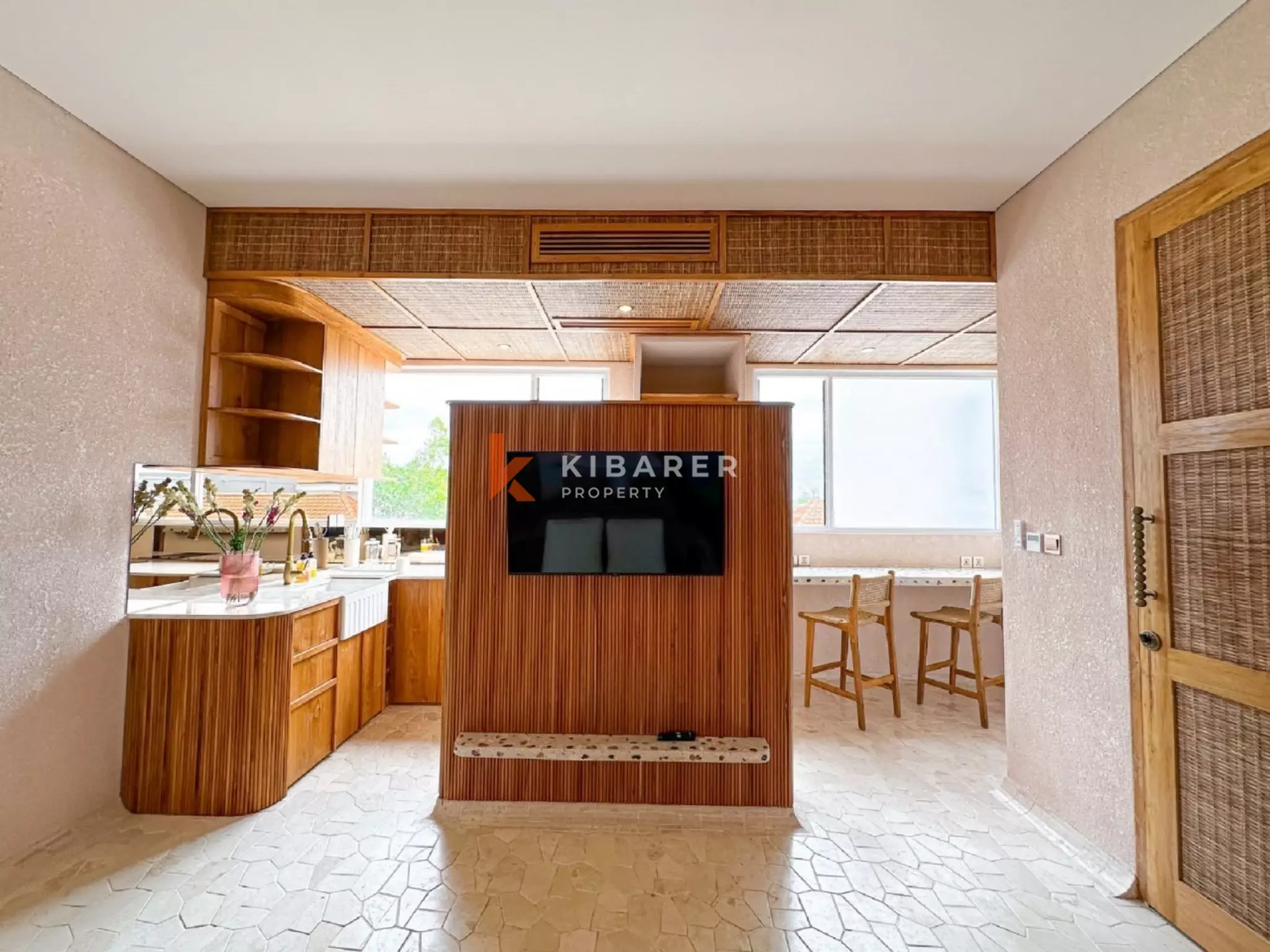Detailed Modern Design One-Bedroom Apartment in Tumbak Bayuh — image 5