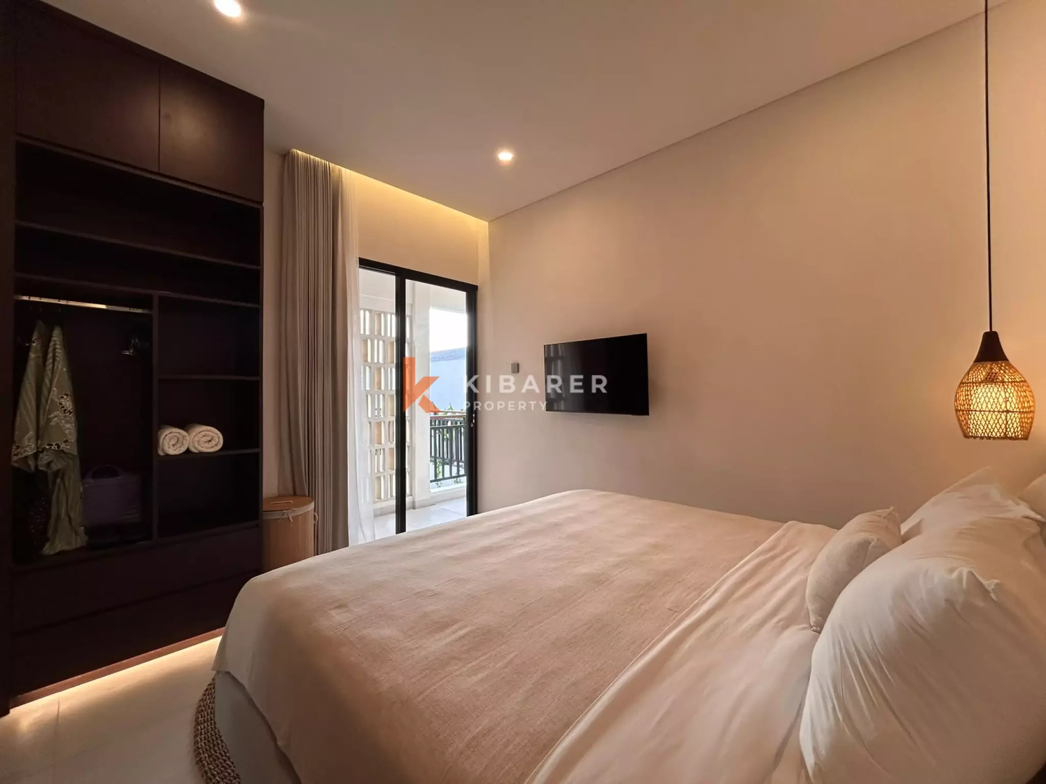 Elegant Contemporary Three-Bedroom Villa with Private Pool in Kerobokan — image 15