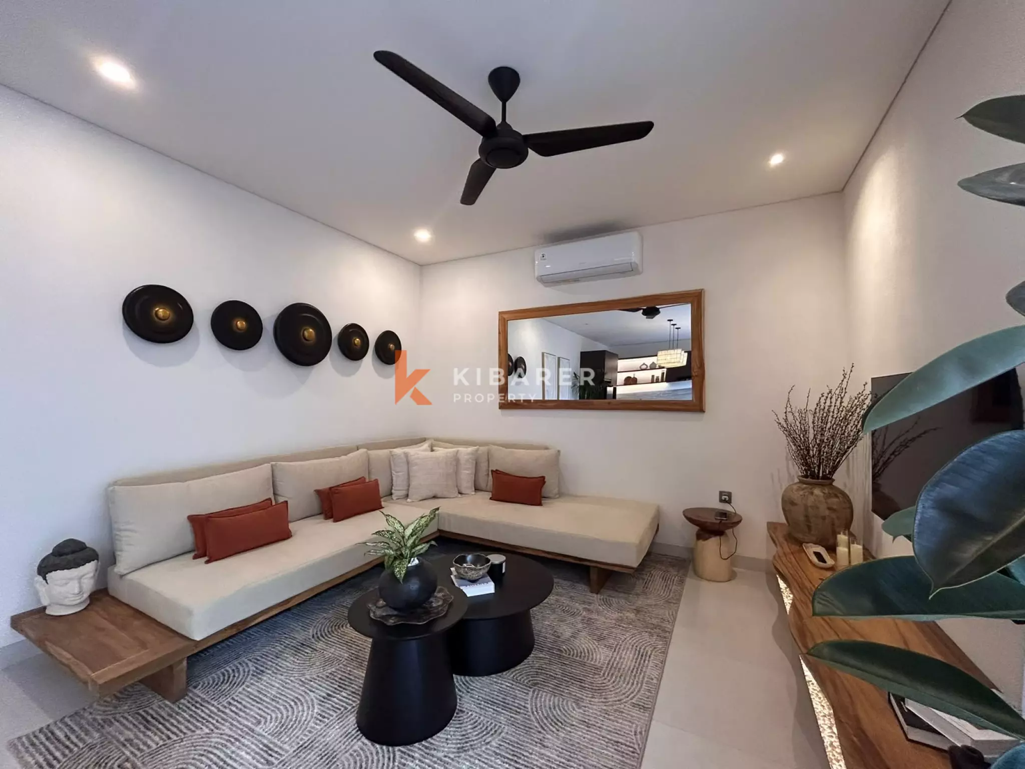 Elegant Contemporary Three-Bedroom Villa with Private Pool in Kerobokan — image 7