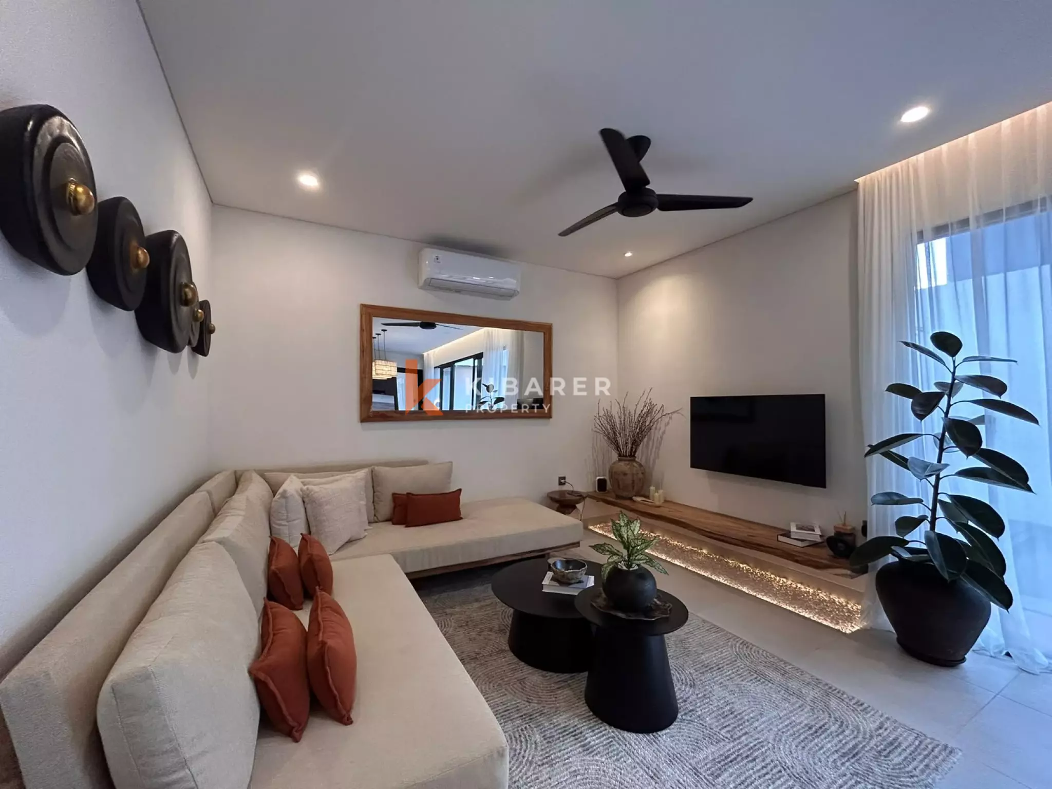 Elegant Contemporary Three-Bedroom Villa with Private Pool in Kerobokan — image 10
