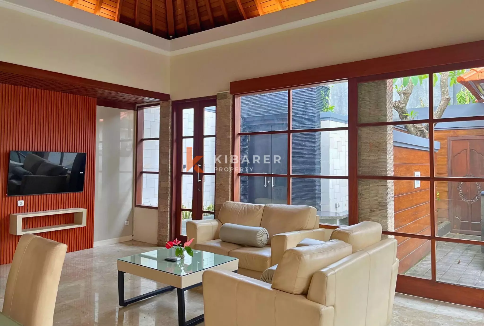 Tropical Vacation – 3-Bedroom Villa with Pool & Jacuzzi in Batu Belig — image 7