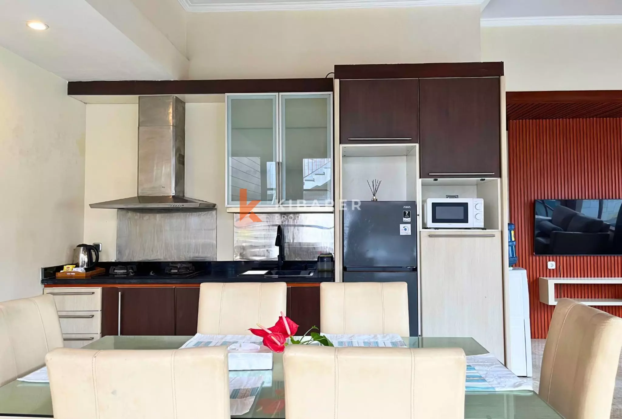 Tropical Vacation – 3-Bedroom Villa with Pool & Jacuzzi in Batu Belig — image 6