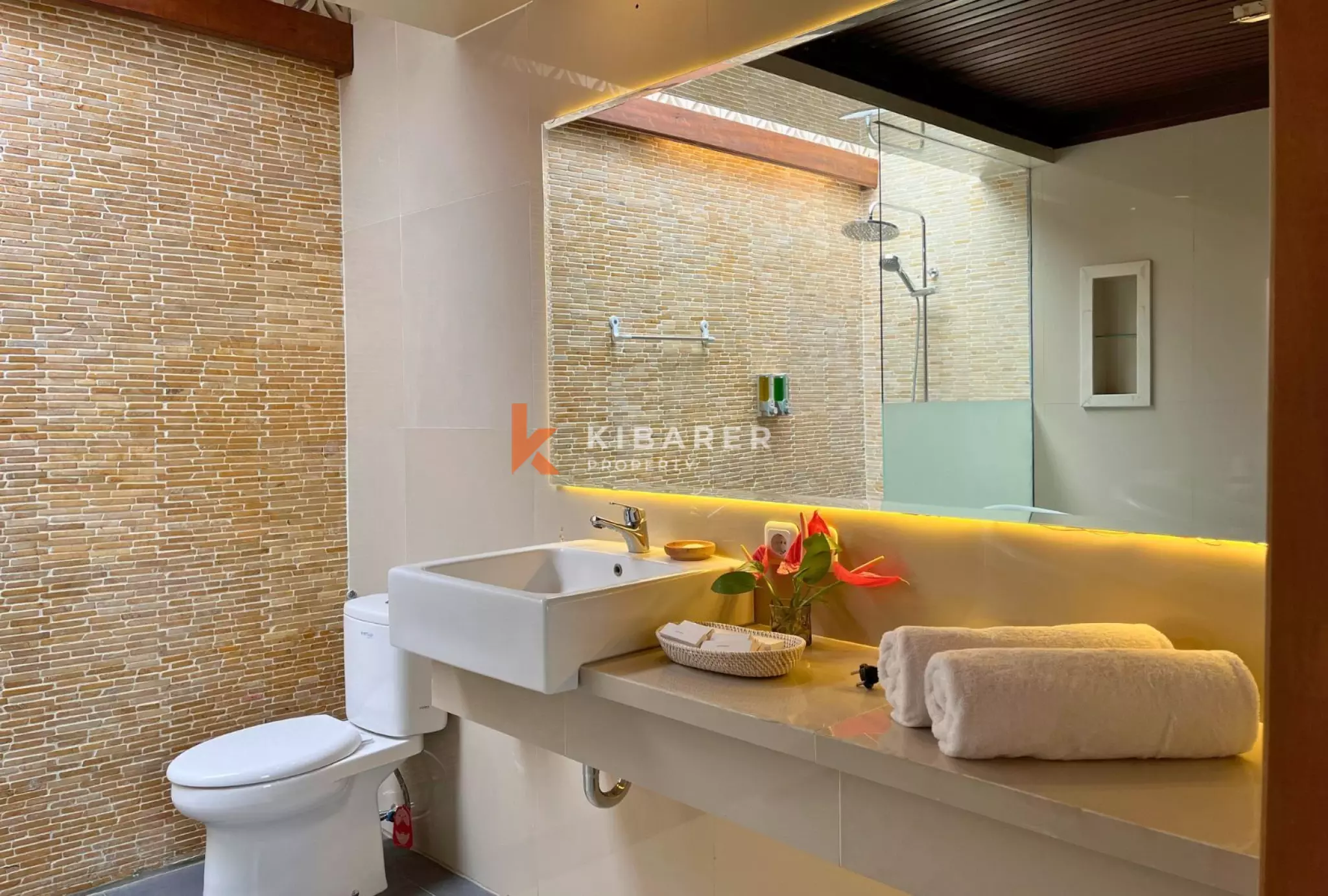 Three-Bedroom Villa with Jacuzzi Pool – Near Popular Batu Belig Spots — image 15