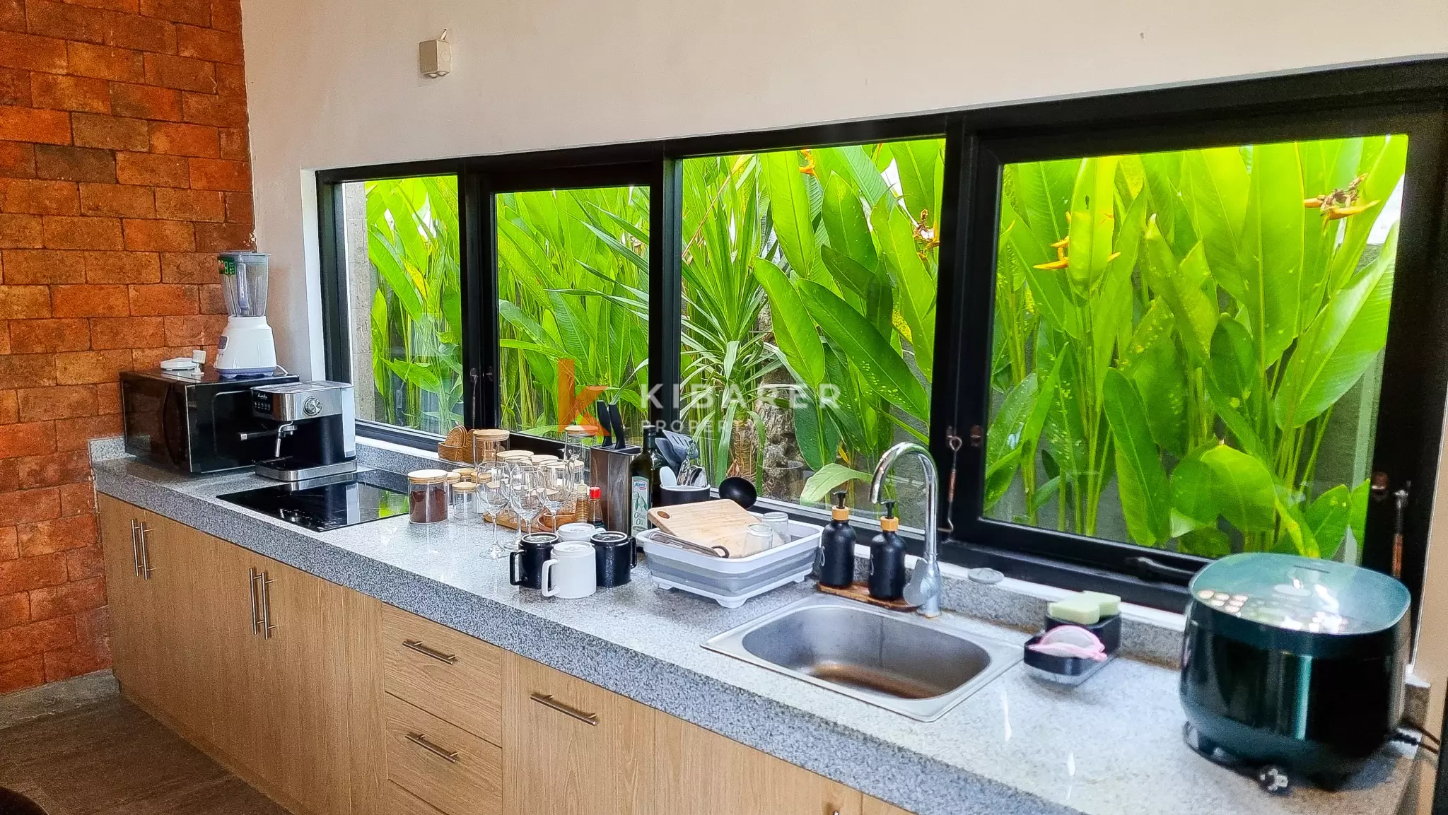 Contemporary Three-Bedroom Villa with Remote Work Space in Umalas — image 8