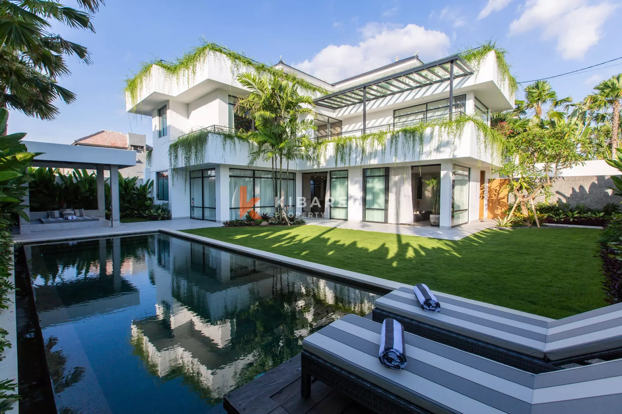 Contemporary Luxury Five-Bedroom Villa with Spacious Pool in Canggu