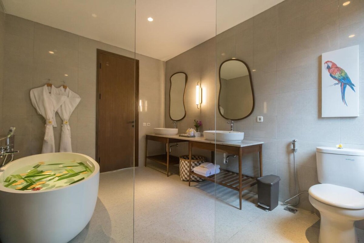 Superb Modern Haven 4 Bedroom Private Villa in Canggu — image 1
