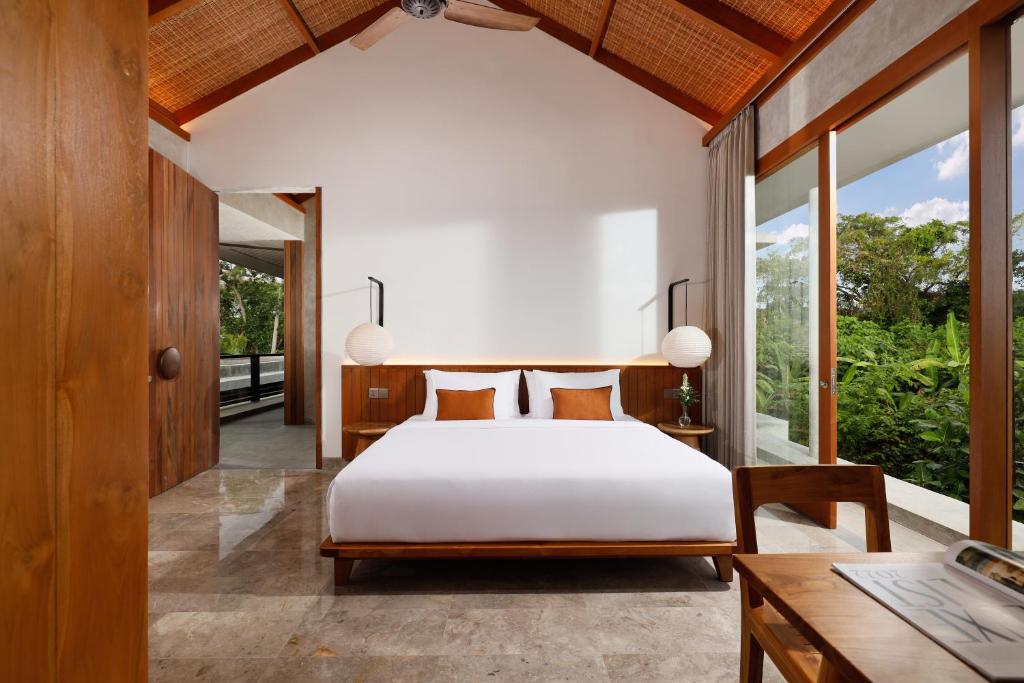 Tropical Garden Estate 7 Bedroom Private Villa in Canggu — image 2