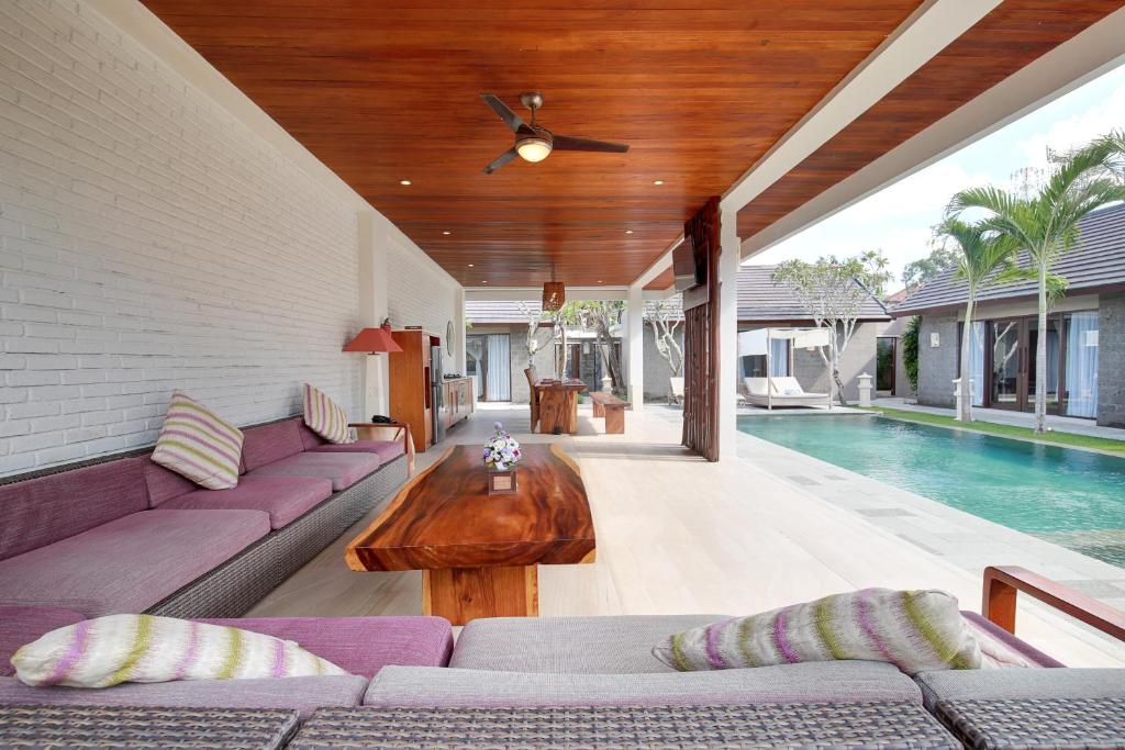 Sunny Beachside Haven 4 Bedroom Private Villa in Jimbaran — image 7