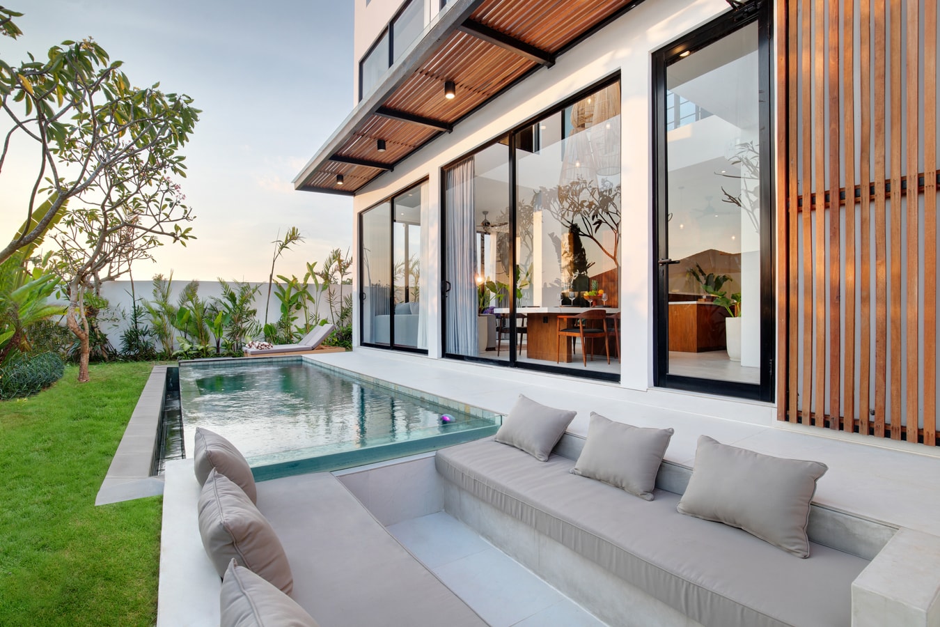 Artistic 4BR Coastal Villa w/ Infinity Pool & Sauna in Canggu, Bali — image 15