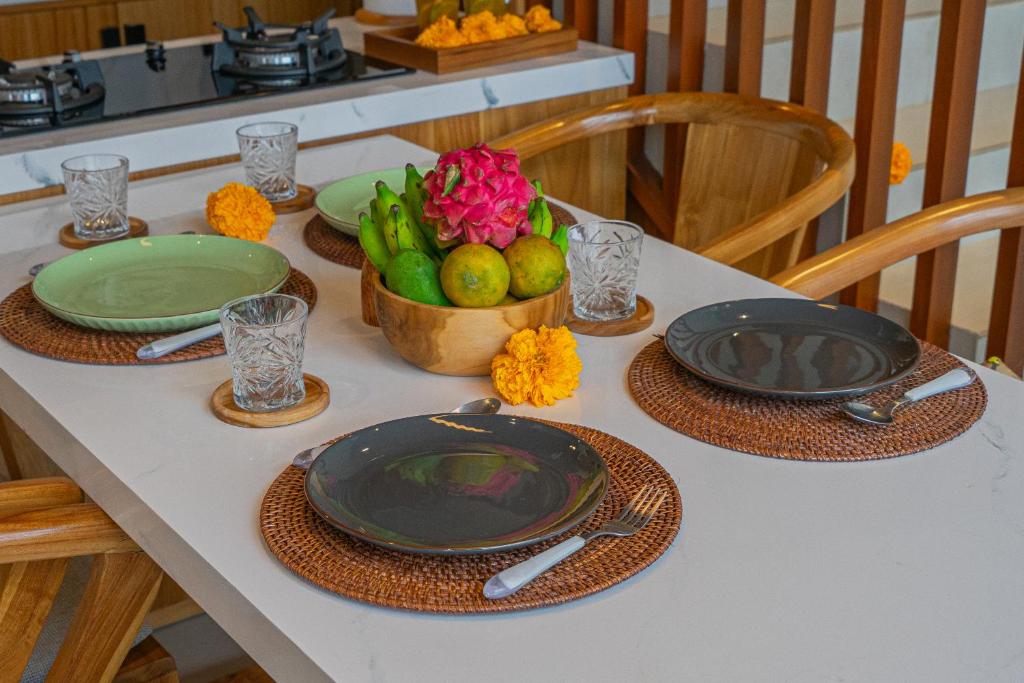 Cozy Tropical Hideaway 3 Bedroom Private Villa in Canggu — image 3