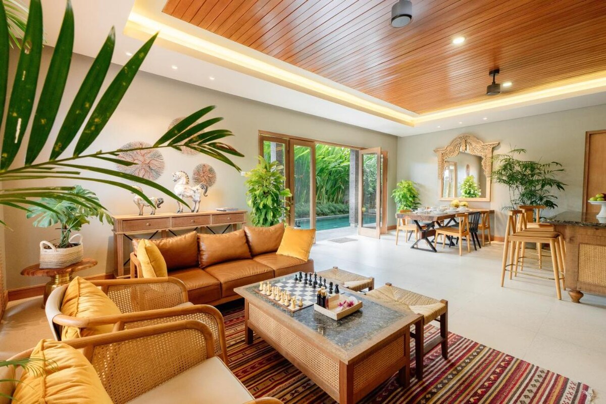 Lush Teakwood Modern 3 Bedroom Private Villa in Canggu — image 9