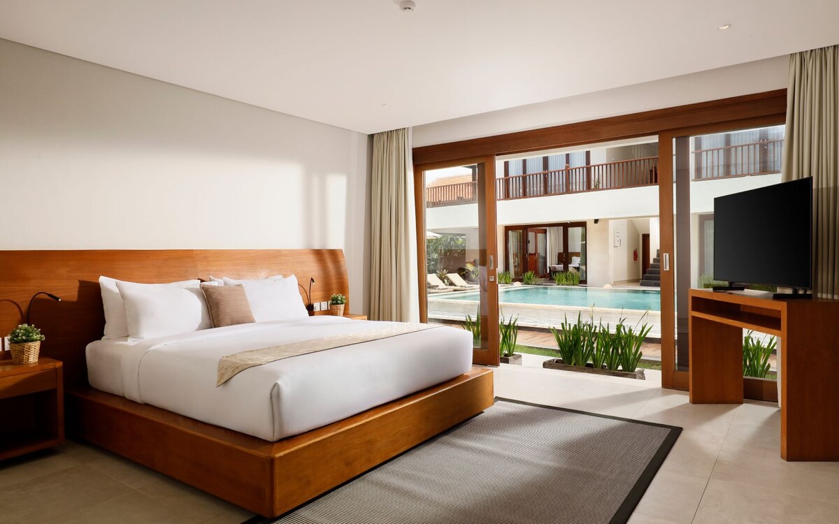 Snug Tropical Gathering 6 Bedroom Private Villa in Canggu — image 4