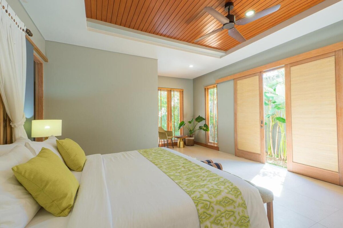 Lush Teakwood Modern 3 Bedroom Private Villa in Canggu — image 7