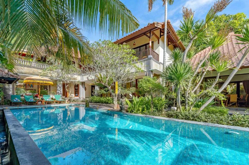 4BR Luxury Villa with Botanical Garden in Tabanan — image 4