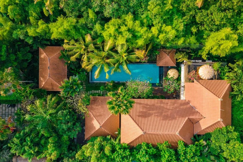 4BR Luxury Villa with Botanical Garden in Tabanan — image 11