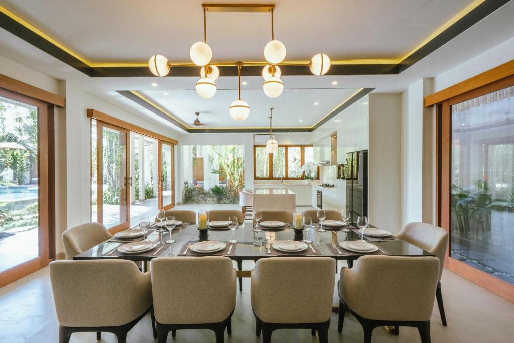 Spacious Tropical Estate 5 Bedroom Private Villa in Canggu