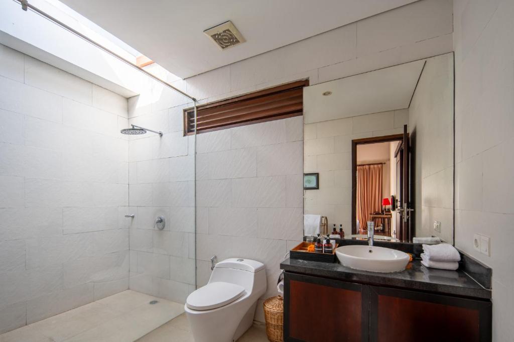 Sunlit Balcony Escape 3 Bedroom Private Villa in Canggu — image 5