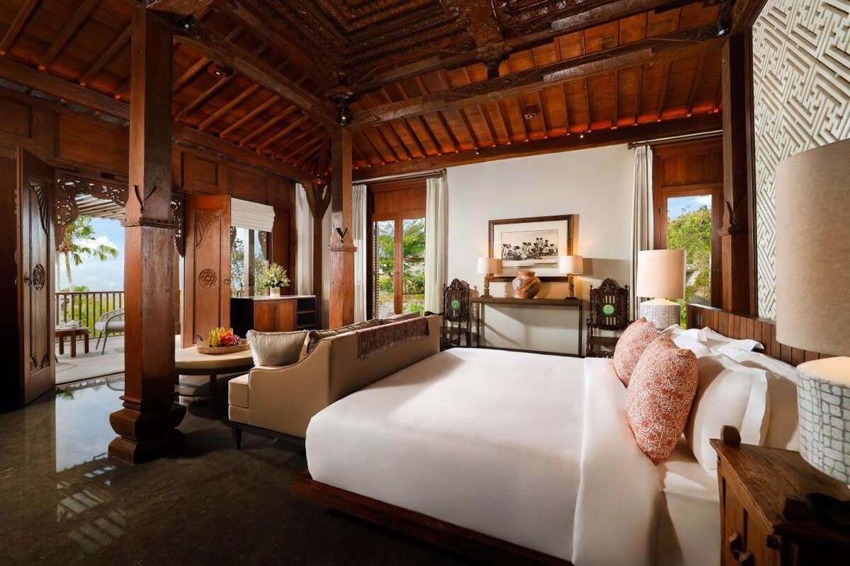 Traditional Joglo Retreat 10 Bedroom Private Villa in Jimbaran — image 4
