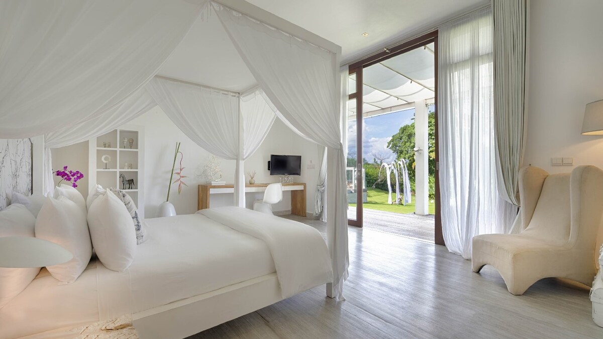 Expansive Luxury Estate 6 Bedroom Private Villa in Canggu