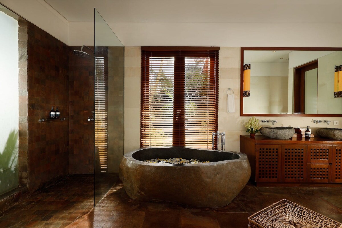 Grand Coastal Estate 6 Bedroom Private Villa in Jimbaran — image 8