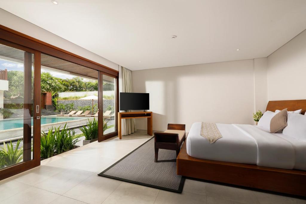 Vibrant Poolside Energy 6 Bedroom Private Villa in Canggu — image 2