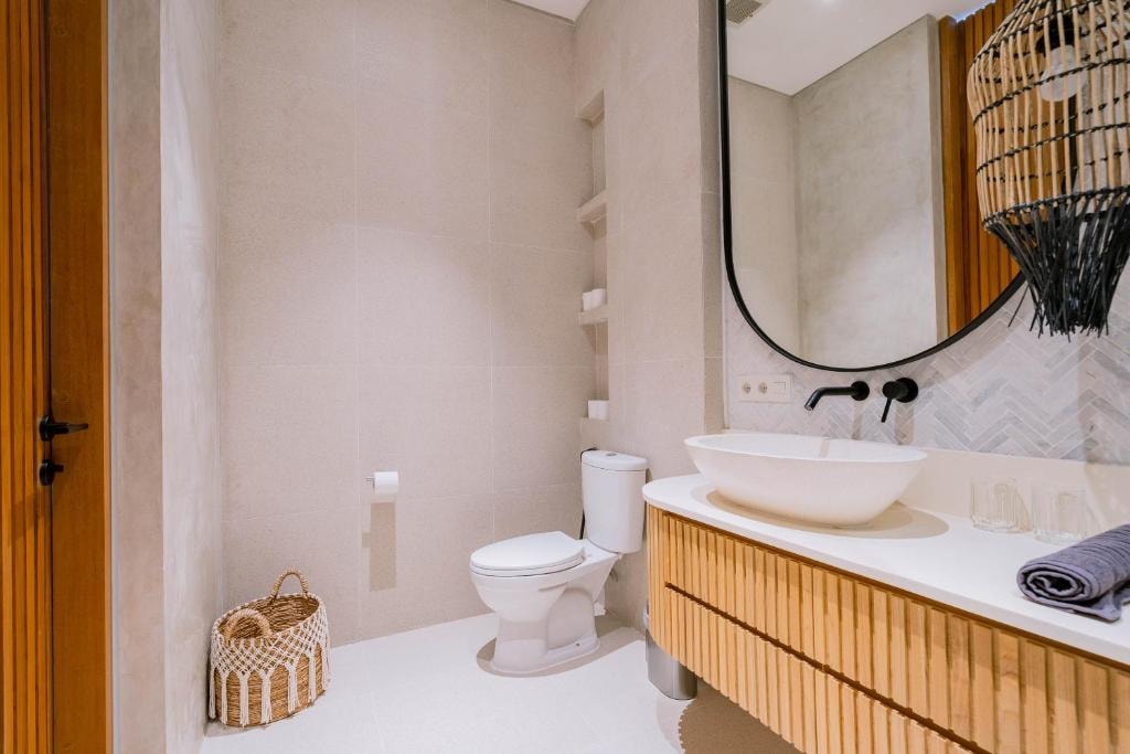 3BR Seaside Villa with Pool & Panoramic Views in Canggu, Bali — image 19