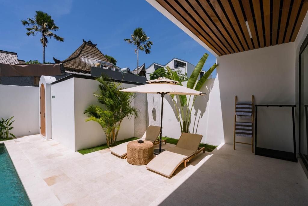 3BR Seaside Villa with Pool & Panoramic Views in Canggu, Bali — image 7