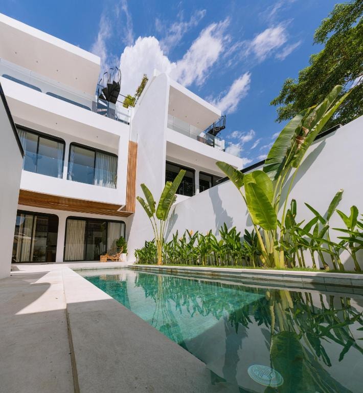 3BR Seaside Villa with Pool & Panoramic Views in Canggu, Bali — image 3