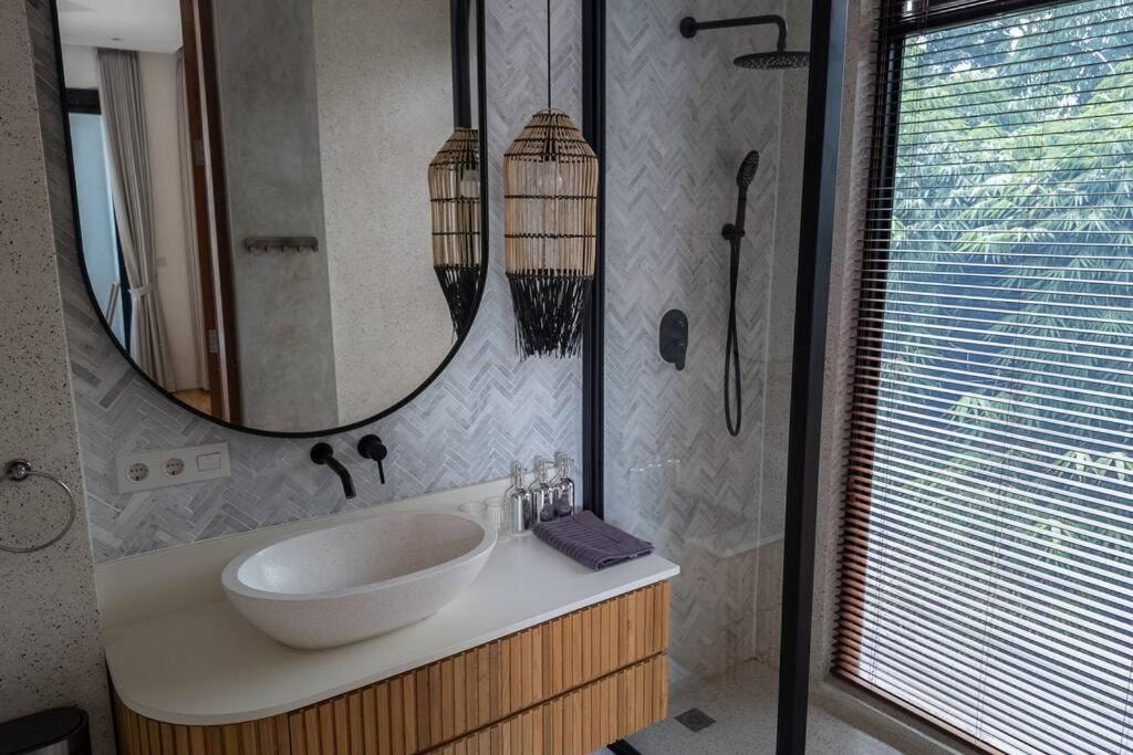 3BR Ocean Breeze Getaway w/ Private Pool & Rooftop in Canggu, Bali — image 15