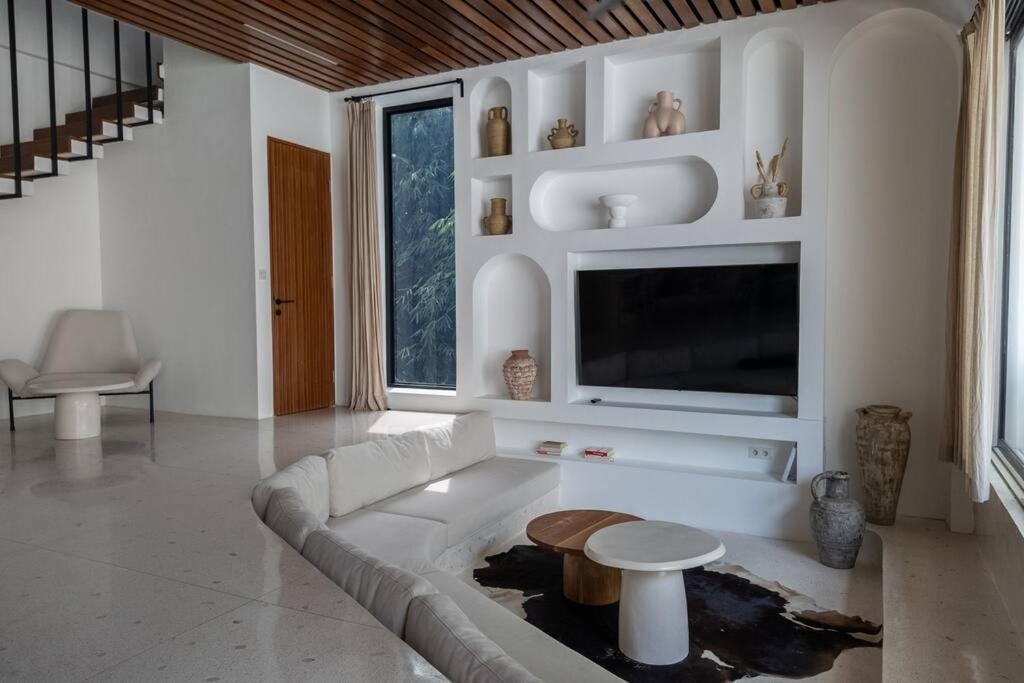 3BR Ocean Breeze Getaway w/ Private Pool & Rooftop in Canggu, Bali — image 7