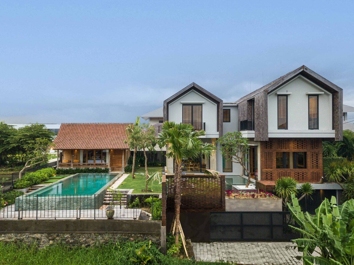 Lush Modern Hideaway 3 Bedroom Private Villa in Canggu — image 1