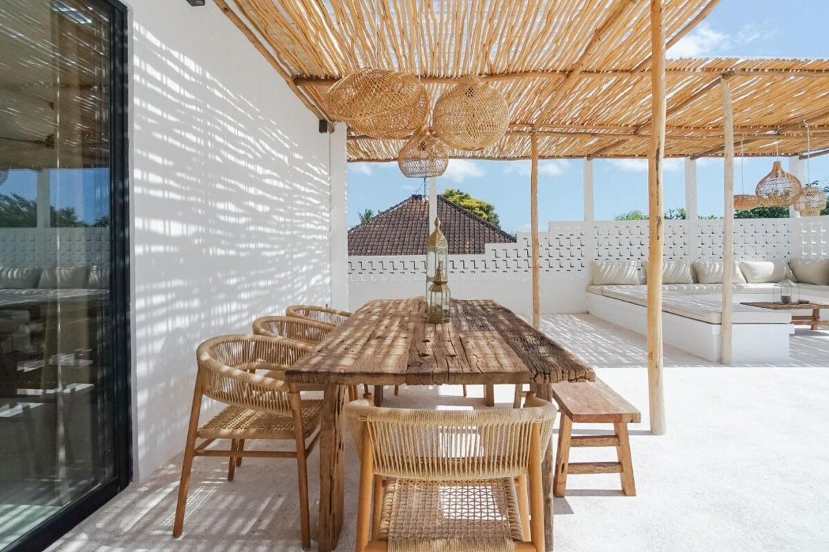 Sleek Designer Retreat 4 Bedroom Private Villa in Canggu — image 4