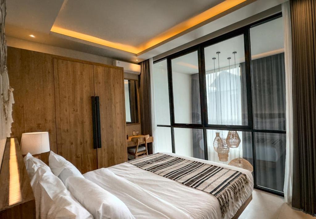 Cozy Tropical Hideaway 3 Bedroom Private Villa in Canggu — image 1