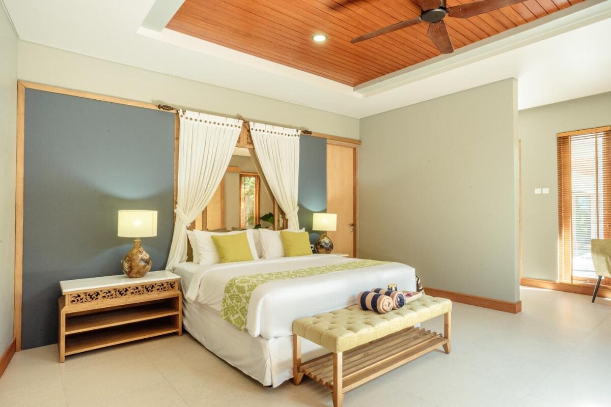 Lush Teakwood Modern 3 Bedroom Private Villa in Canggu — image 1