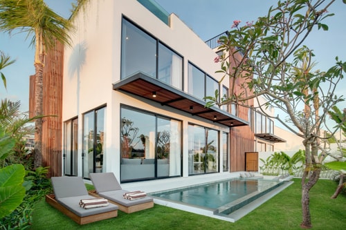 Artistic 4BR Coastal Villa w/ Infinity Pool & Sauna in Canggu, Bali — image 1