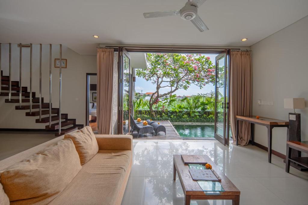 Sunlit Balcony Escape 3 Bedroom Private Villa in Canggu — image 8