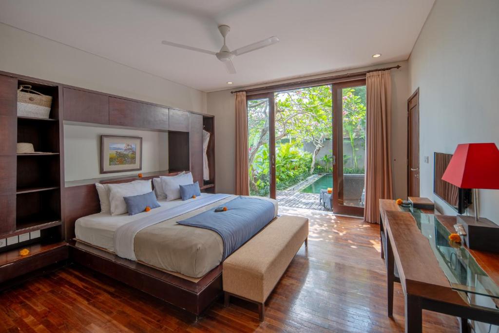 Sunlit Balcony Escape 3 Bedroom Private Villa in Canggu — image 2