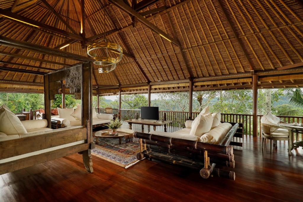 Family Pool Sanctuary 3 Bedroom Private Villa in Ubud — image 4