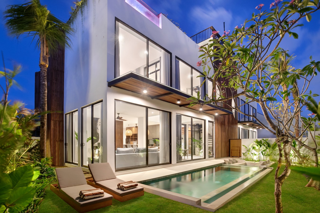 Artistic 4BR Coastal Villa w/ Infinity Pool & Sauna in Canggu, Bali — image 11