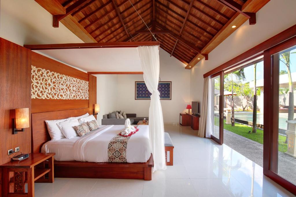 Sunny Beachside Haven 4 Bedroom Private Villa in Jimbaran — image 3