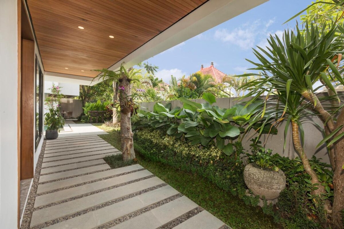 Grand Modern Sanctuary 5 Bedroom Private Villa in Canggu — image 2