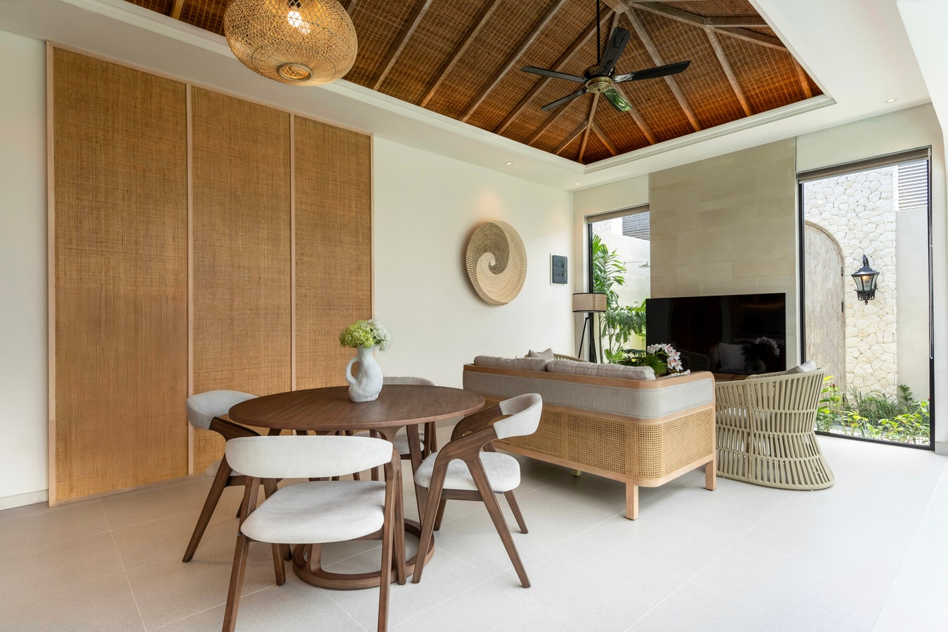 Deneva 5 - Pool & Bathtub Villa, Near Beaches in Canggu, Bali — image 19