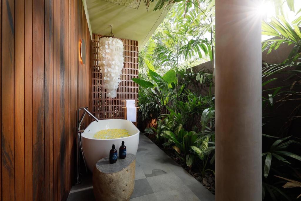 Tropical Garden Estate 7 Bedroom Private Villa in Canggu — image 5